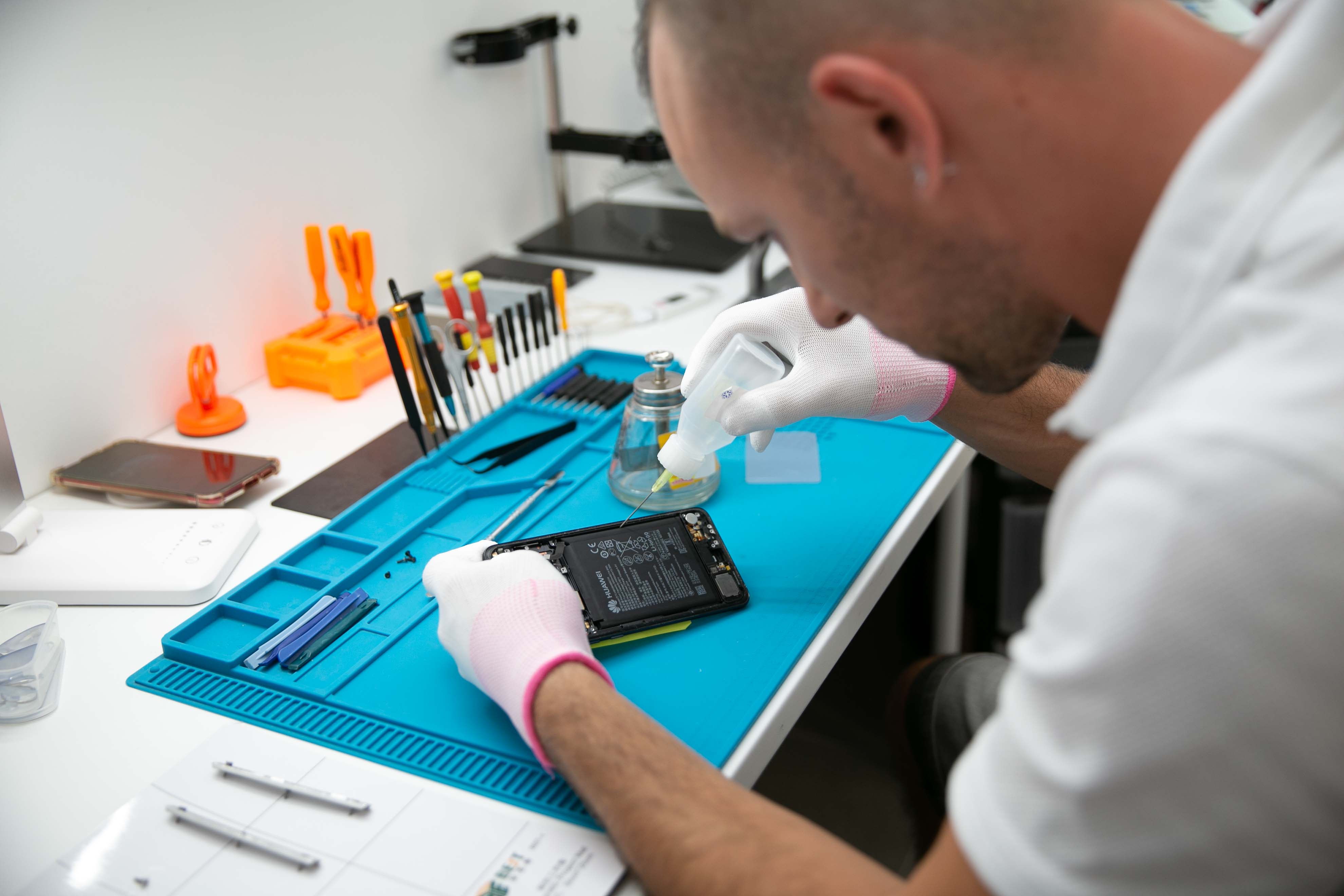 Réparation de téléphone à l’atelier